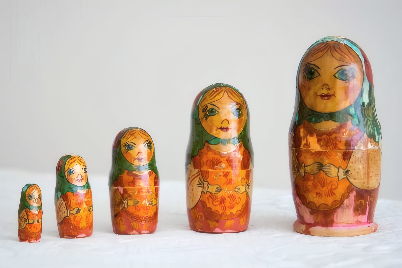 Fünf bemalte Matrjoschka-Puppen in einer Reihe
